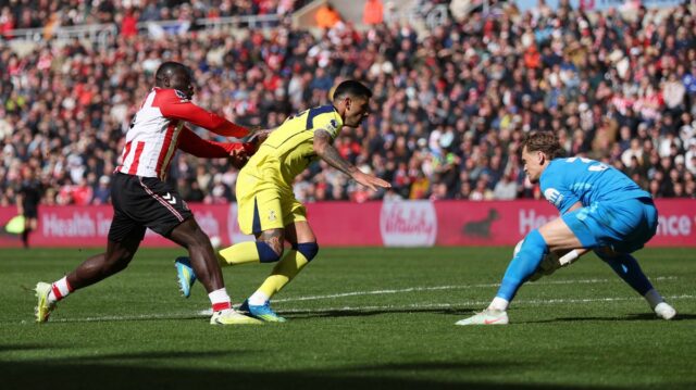 Cristian Romero z Tottenhamu Hotspur je na zemi po tom, čo ho počas zápasu Premier League medzi Sunderlandom a Tottenhamom Hotspur zatlačil Brian Brobbey zo Sunderlandu (bez obrázku)