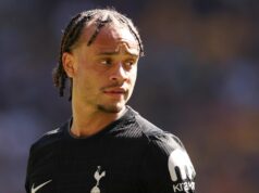 Tottenham potvrdil ranu Xaviho Simonsa za 64 miliónov libier po zničujúcom zranení Prizerá sa Xavi Simons z Tottenhamu Hotspur