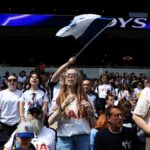 Fanúšikovia Tottenhamu na víkendovom zápase Barclays Women's Super League proti Manchestru United, čo bol posledný zápas Bethany England ako hráč Spurs na štadióne Tottenham Hotspur.