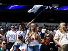 Tottenham potvrdil, že kapitán toto leto opustí klub Fanúšikovia Tottenhamu na víkendovom zápase Barclays Women's Super League proti Manchestru United, čo bol posledný zápas Bethany England ako hráč Spurs na štadióne Tottenham Hotspur.