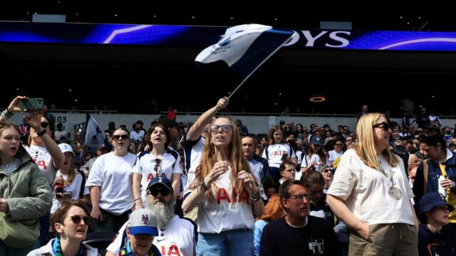 Fanúšikovia Tottenhamu na víkendovom zápase Barclays Women's Super League proti Manchestru United, čo bol posledný zápas Bethany England ako hráč Spurs na štadióne Tottenham Hotspur.