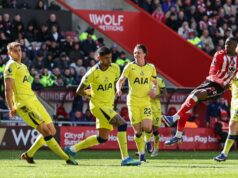 Tottenham sa na začiatku nočnej mory Roberta De Zerbiho ponoril hlbšie do pohľadu na zostup – 5 bodov na rozprávanie SUNDERLAND, ANGLICKO - 12. apríla: Roberto De Zerbi, manažér Tottenhamu Hotspur, sa prizerá počas zápasu Premier League medzi Sunderlandom a Tottenhamom Hotspur na štadióne Light 12. apríla 2026 v anglickom Sunderlande. (Foto: George Wood/Getty Images)