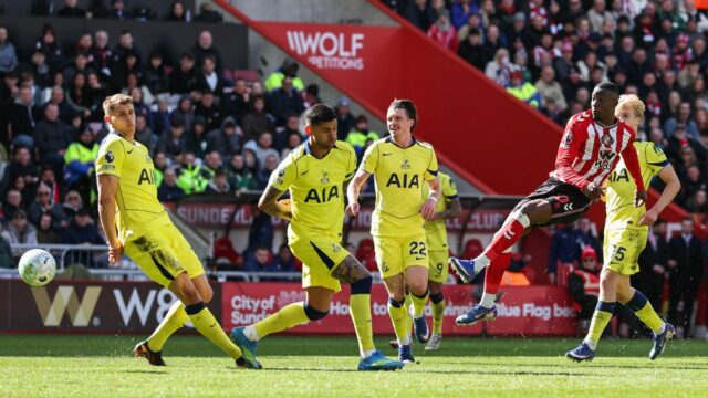 SUNDERLAND, ANGLICKO - 12. apríla: Roberto De Zerbi, manažér Tottenhamu Hotspur, sa prizerá počas zápasu Premier League medzi Sunderlandom a Tottenhamom Hotspur na štadióne Light 12. apríla 2026 v anglickom Sunderlande. (Foto: George Wood/Getty Images)