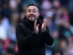 Tottenham v „pokročilých rozhovoroch“ o prvom podpise Roberta De Zerbiho – má to však háčik SUNDERLAND, ANGLICKO - 12. apríla: Roberto De Zerbi, manažér Tottenhamu Hotspur, tlieskal počas zápasu Premier League medzi Sunderlandom a Tottenhamom Hotspur na štadióne Light 12. apríla 2026 v anglickom Sunderlande. (Foto: George Wood/Getty Images)