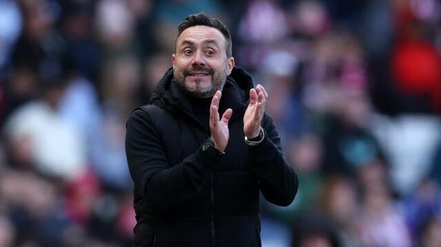 SUNDERLAND, ANGLICKO - 12. apríla: Roberto De Zerbi, manažér Tottenhamu Hotspur, tlieskal počas zápasu Premier League medzi Sunderlandom a Tottenhamom Hotspur na štadióne Light 12. apríla 2026 v anglickom Sunderlande. (Foto: George Wood/Getty Images)