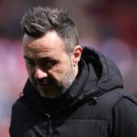 Hlavný tréner Tottenhamu Hotspur Roberto De Zerbi vyzerá skľúčený počas zápasu Premier League medzi Sunderlandom a Tottenhamom Hotspur na Stadium of Light v Sunderlande, Spojené kráľovstvo, 12. apríla 2026. (Foto MI News/NurPhoto cez Getty Images)