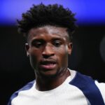 Mohammed Kudus sa pozerá