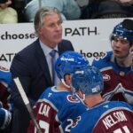 Tréner Avalanche Jared Bednar vypadol po zásahu pukom a spôsobil zlomeniny tváre