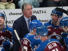 Tréner Avalanche Jared Bednar vypadol po zásahu pukom a spôsobil zlomeniny tváre Tréner Avalanche Jared Bednar vypadol po zásahu pukom a spôsobil zlomeniny tváre