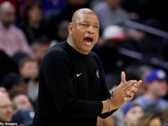 Tréner Bucks Doc Rivers opúšťa Milwaukee po brutálnej sezóne a otázkach o budúcnosti Giannisa Antetokounmpa Doc Rivers opúšťa Milwaukee Bucks, čo môže znamenať koniec kariéry v NBA, ktorá trvala 40 rokov. V pondelok oficiálne odstúpil z pozície hlavného trénera