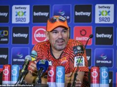 Tréner Hampshire odhaľuje bizarný spôsob, ako by mohol obísť „smiešne“ nové substitučné pravidlo rozdeľujúce okresný kriket – a ako sa už ukázalo, že ECB sa mýlila Russell Domingo z Hampshire (na snímke počas pôsobenia v Sunrisers Eastern Cape) je jedným z trénerov County Championship nespokojných so svojimi kontroverznými novými pravidlami striedania.