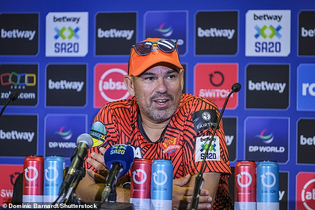 Tréner Hampshire odhaľuje bizarný spôsob, ako by mohol obísť „smiešne“ Russell Domingo z Hampshire (na snímke počas pôsobenia v Sunrisers Eastern Cape) je jedným z trénerov County Championship nespokojných so svojimi kontroverznými novými pravidlami striedania.