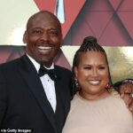 Hlavný defenzívny tréner Dave Merritt na červenom koberci pred slávnostným ringom šampionátu Super Bowl 15. júna 2023 na Union Station v Kansas City, Missouri.