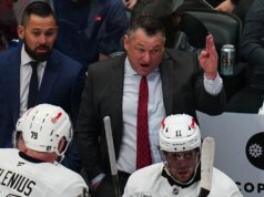 Tréner Kings DJ Smith zasiahol počas zápasu play off rozbité sklo Tréner Kings DJ Smith zasiahol počas zápasu play off rozbité sklo