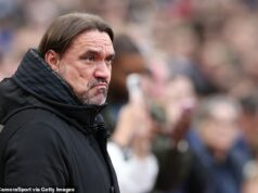 Tréner Leedsu Daniel Farke odišiel ohromený po nezvyčajnej hádke na štadióne pred víťazstvom v FA Cupe nad West Hamom Leeds zostal rozzúrený po tom, čo bezpečnostní funkcionári urobili nezvyčajný zásah pred zápasom FA Cupu s Leedsom
