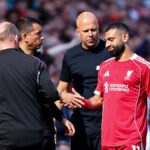 Manažér / hlavný tréner Liverpoolu Arne Slot sa rozprával s Mohamedom Salahom z Liverpoolu, keď odchádzal zranený