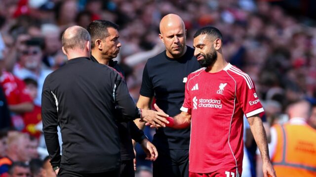   Manažér / hlavný tréner Liverpoolu Arne Slot sa rozprával s Mohamedom Salahom z Liverpoolu, keď odchádzal zranený  