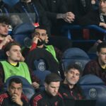 Mohamed Salah sleduje z lavičky Liverpoolu prehru Ligy majstrov na ihrisku Paríža Saint-Germain