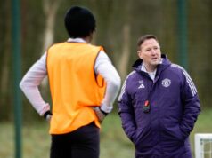 Tréner Man Utd Steve Holland odhaľuje dopyt v šatni pred poslednými zápasmi Steve Holland počas tréningu Manchestru United