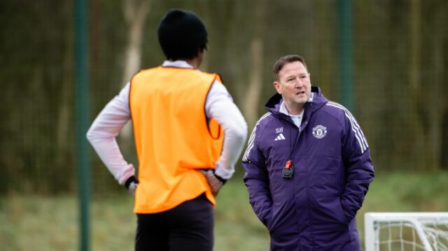 Steve Holland počas tréningu Manchestru United
