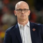 Tréner UConn Dan Hurley vypískal dav počas postranného rozhovoru CBS