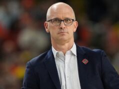 Tréner UConn Dan Hurley vypískal dav počas postranného rozhovoru CBS Tréner UConn Dan Hurley vypískal dav počas postranného rozhovoru CBS
