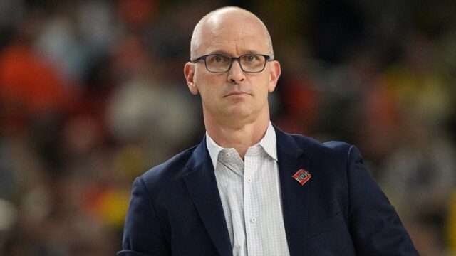 Tréner UConn Dan Hurley vypískal dav počas postranného rozhovoru CBS Tréner UConn Dan Hurley vypískal dav počas postranného rozhovoru CBS