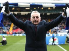 Tréner víťaza Premier League zomrel ako klub „zničený“ smrťou „legendy“ | Futbal | Šport Tréner víťaza Premier League zomrel ako klub „zničený“ smrťou „legendy“ | Futbal | Šport