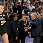 Dawn Staley a Geno Auriemma sú videní fajčiť na sebe počas Final Four