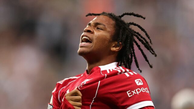 Rio Ngumoha na snímke po boku bývalého mládežníckeho trénera Chelsea Saula Isakssona-Hursta.