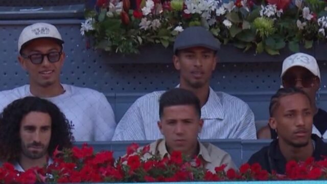 Enzo Fernandez, Joao Pedro a Marc Cucurella z Chelsea boli zajatí na tenise s hviezdou Realu Madrid Jude Bellinghamom.