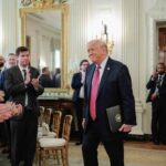 Trump číta biblické verše o pokání po tom, ako sa AI predstaví ako Ježiš | donald Trump