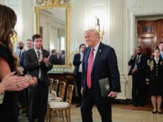 Trump číta biblické verše o pokání po tom, ako sa AI predstaví ako Ježiš | donald Trump Trump číta biblické verše o pokání po tom, ako sa AI predstaví ako Ježiš | donald Trump