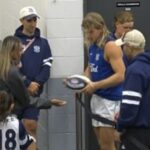 Tyson Stengle (na obrázku vpravo v bielej čiapke) a jeho rodina boli po výhre nad Port Adelaide v halách Geelong