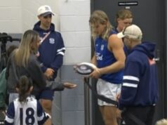Tyson Stengle bol spozorovaný späť v miestnostiach Geelong po týždňoch obáv, keď sa objavili obavy z vydierania a rodinný boj Tyson Stengle (na obrázku vpravo v bielej čiapke) a jeho rodina boli po výhre nad Port Adelaide v halách Geelong
