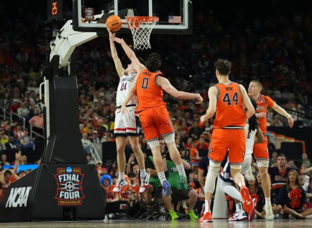 UConn svaly cez Illini, pripravený na titul strieľať na Final Basketbal NCAA: Final Four National Semifinále – Illinois v Connecticute