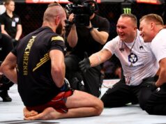 UFC 327: Čas začiatku zápasu Procházka vs Ulberg, podkarta a ako sledovať zápas Vyčerpaný, ale uľavený Jiří Procházka (vľavo), gratuluje jeho tím k zisku zlata UFC v roku 2022 (Getty Images)