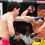 WINNIPEG, MANITOBA – 18. apríla: Gilberta Burnsa z Brazílie utešuje jeho manželka a deti po oznámení odchodu do dôchodku po prehre s Mikeom Malottom v zápase welterovej váhy počas podujatia UFC Fight Night v Canada Life Center 18. apríla 2026 vo Winnipegu v Manitobe. (Foto Chris Unger/Zuffa LLC)