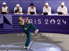 Úder kladivom pre Raygun, keď príde o svoju pohodlnú univerzitnú prácu financovanú daňovými poplatníkmi Rachael Gunn je zobrazená počas breakdance, ktorý z nej na olympijských hrách v Paríži v roku 2024 urobil online senzáciu.