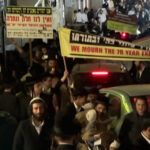 Ultraortodoxní Židia na protest proti štátnemu sviatku pália izraelské vlajky | Newsfeed