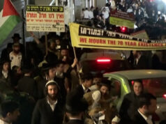 Ultraortodoxní Židia na protest proti štátnemu sviatku pália izraelské vlajky | Newsfeed Ultraortodoxní Židia na protest proti štátnemu sviatku pália izraelské vlajky | Newsfeed