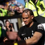 Xavi Simons z Tottenhamu Hotspur reaguje, keď je natiahnutý po zranení počas zápasu Premier League medzi Wolverhampton Wanderers a Tottenham Hotspur v Molineux 25. apríla 2026 v anglickom Wolverhamptone.