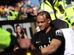 Úplný zoznam všetkých 36 zranení Tottenhamu v tejto sezóne po zničujúcom údere Xaviho Simonsa Xavi Simons z Tottenhamu Hotspur reaguje, keď je natiahnutý po zranení počas zápasu Premier League medzi Wolverhampton Wanderers a Tottenham Hotspur v Molineux 25. apríla 2026 v anglickom Wolverhamptone.