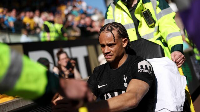 Xavi Simons z Tottenhamu Hotspur reaguje, keď je natiahnutý po zranení počas zápasu Premier League medzi Wolverhampton Wanderers a Tottenham Hotspur v Molineux 25. apríla 2026 v anglickom Wolverhamptone.