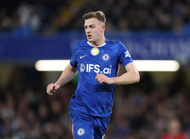 Útočník Chelsea rozhoduje o svojej budúcnosti po nedávnych prestupových fámach
