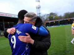 V najdramatickejších pretekoch Anglicka o titul a postupovom rozstrele v posledný deň Rochdale tento víkend čaká na titul v národnej lige