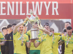 V skorých bleskových útokoch Caernarfon porazil Flinta a vyhral prvý Welsh Cup Danny Gosset a Darren Thomas dvíhajú Welsh Cup po víťazstve Caernarfon Town