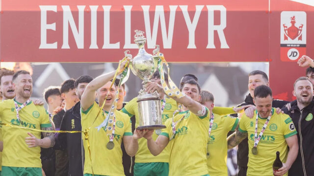 Danny Gosset a Darren Thomas dvíhajú Welsh Cup po víťazstve Caernarfon Town 