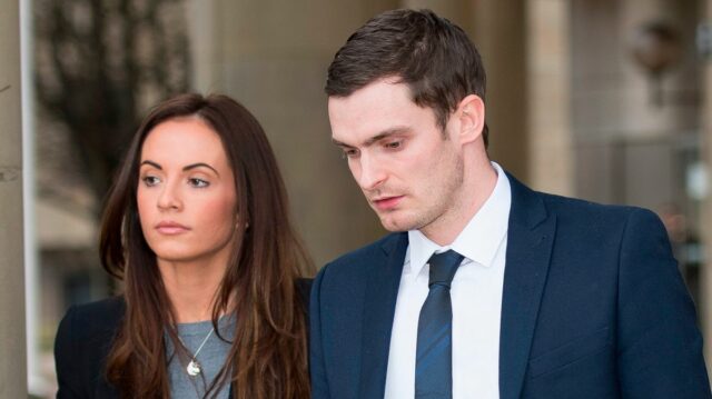 V živote Adama Johnsona teraz s priateľkou, ktorá pri ňom Adam Johnson a Stacey Flounders