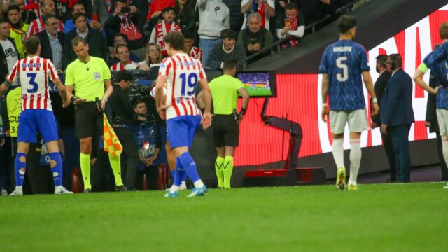 VAR stuhne Arsenal zbytočným zapojením do dvoch penalt
